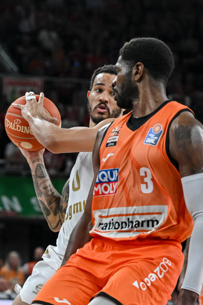 支撑着他们 支撑着他们